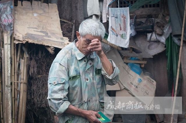 资阳五保户老人钟广福遭遇村官强迫吃饭。这刷新了人们对“村霸”的认知，但这种腐败还只是小节。