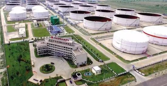 中国华信在海南洋浦建立大型石油储备基地，发展国家战略储备与商业储备。洋浦石油储备基地规划总库容1200万立方，目前已建成一期280万立方储备库。