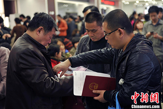 资料图 郑州市房管局交易大厅中办理手续的市民。　胡影　摄