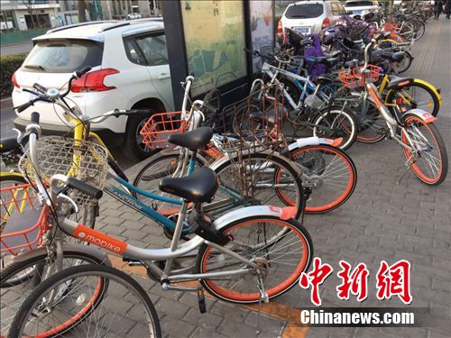 两辆单车“加塞”停放，占用了部分公共道路。<a target='_blank'  data-cke-saved-href='http://www.chinanews.com/' href='http://www.chinanews.com/' >中新网</a> 吴涛 摄