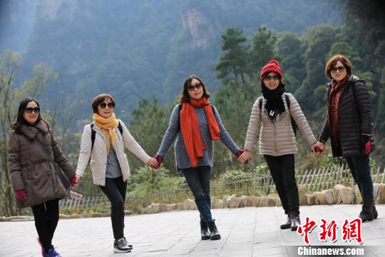 张家界武陵源核心景区“三八节”向女性游客免票开放