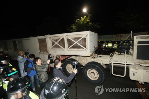 驻韩美军26日凌晨开始全面部署“萨德”反导系统。图片来源：韩联社