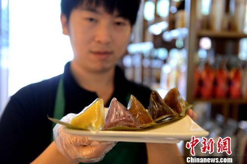 资料图：特色“冰粽子”受青睐。中新社发 王东明 摄