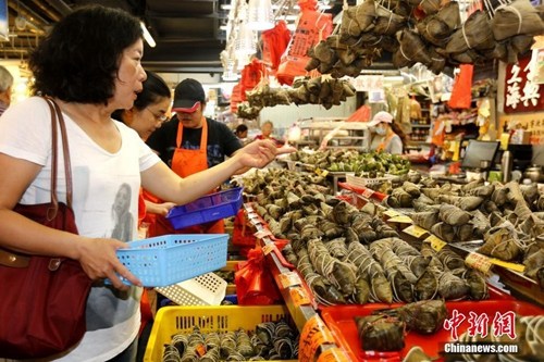 资料图：台湾民众在南门市场买粽子。中新社记者 陈小愿 摄